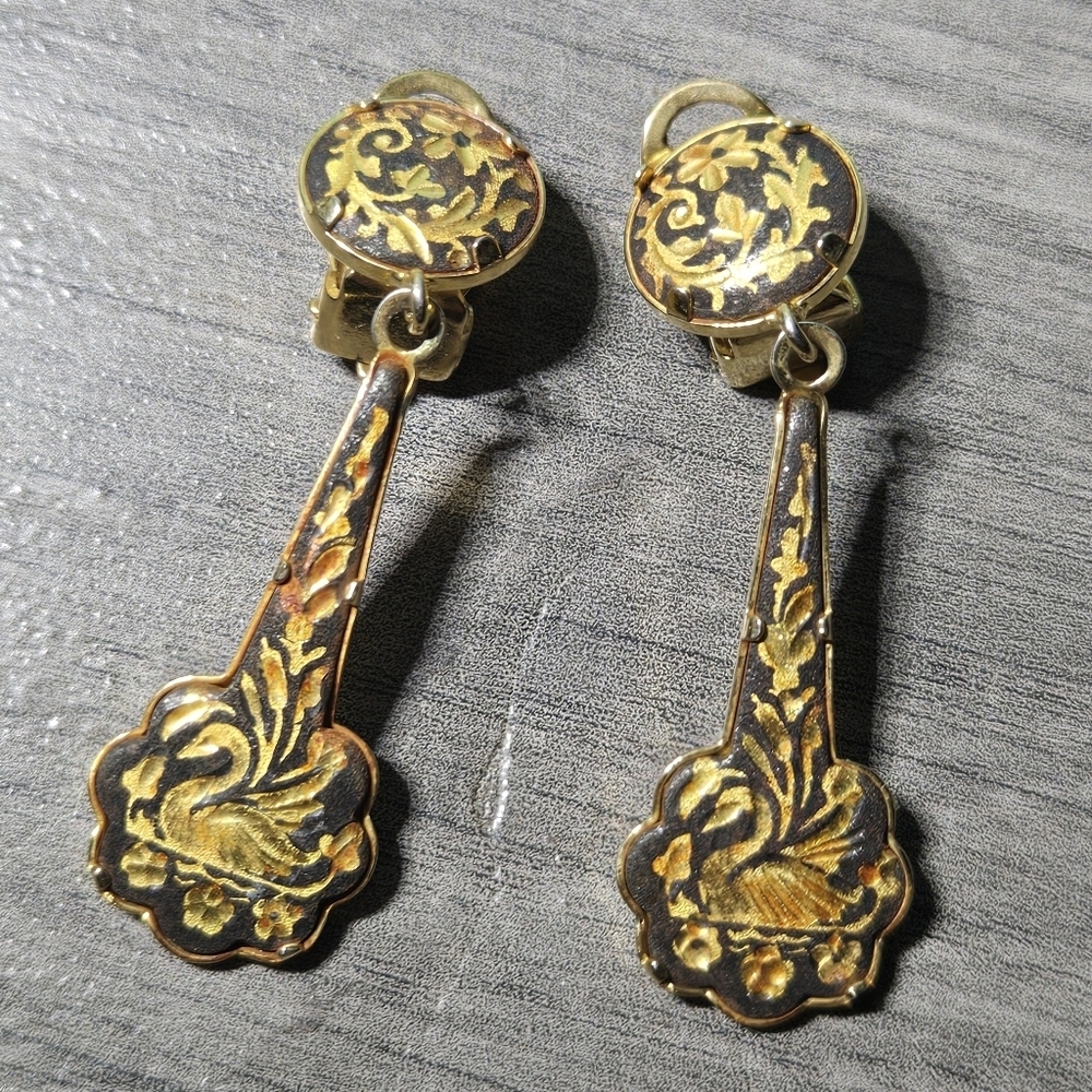 Vintave Gold and Black Floral Clip On Earrings
